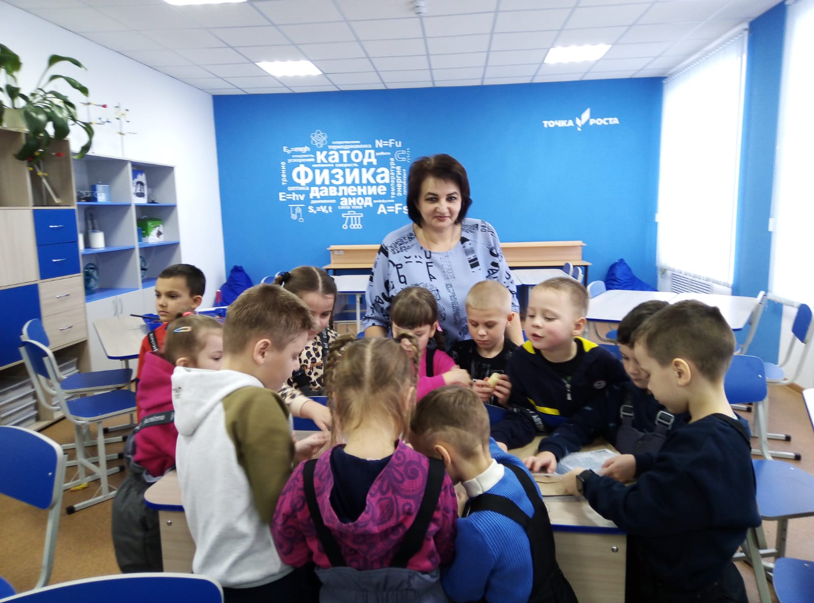 УВЛЕКАТЕЛЬНОЕ ПУТЕШЕСТВИЕ В МИР ФИЗИКИ: УЧЕНИКИ ПОДГОТОВИТЕЛЬНОЙ ГРУППЫ ЧЕРЛАКСКОГО ДЕТСКОГО САДА №7 ПОСЕТИЛИ &amp;quot;ТОЧКУ РОСТА&amp;quot;.